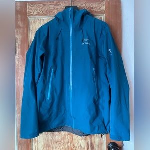 2021 Arc’teryx Beta LT Women’s Sz. Large Gortex Rain Jacket in great condition!